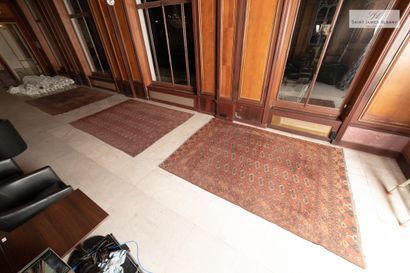 En provenance de l'Hôtel Saint James Albany Lot de trois tapis Pakistan, 216x296cm...