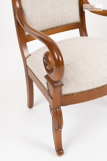 En provenance de l'Hôtel Saint James Albany Un fauteuil et une chaise en bois naturel,...