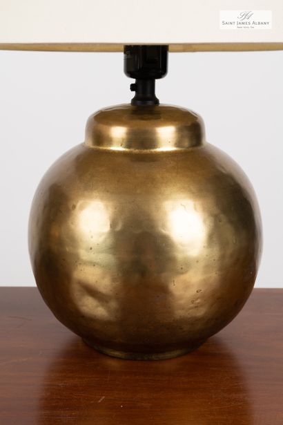 En provenance de l'Hôtel Saint James Albany Trois lampes pied boule en métal doré....