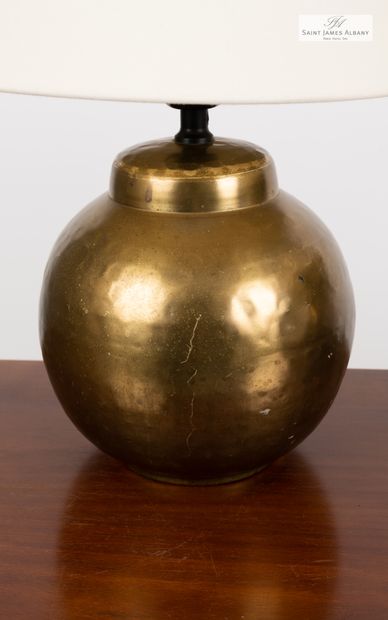 En provenance de l'Hôtel Saint James Albany Trois lampes pied boule en métal doré....