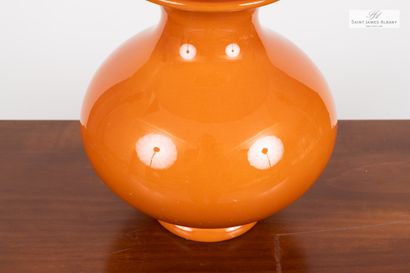 En provenance de l'Hôtel Saint James Albany Une lampe en céramique orange (H : 55cm)...