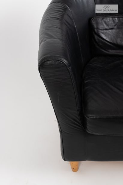 En provenance de l'Hôtel Saint James Albany Un fauteuil club en cuir noir. H : 75cm...