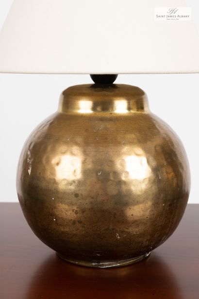En provenance de l'Hôtel Saint James Albany Deux lampes pied boule en métal doré....