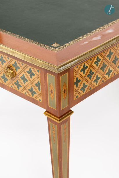 En provenance d'un prestigieux Palace parisien 
Flat desk in natural wood and veneer,...