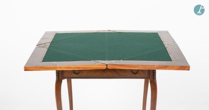 En provenance d'un prestigieux Palace parisien 
Game table known as a handkerchief...