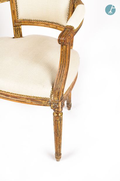 En provenance d'un prestigieux Palace parisien 
Deux fauteuils cabriolets en bois...