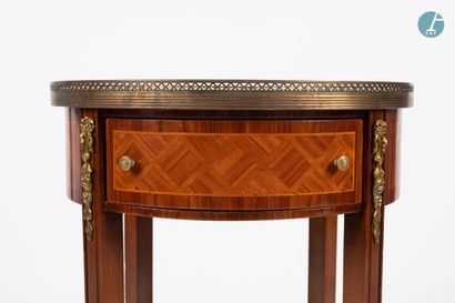 En provenance d'un prestigieux Palace parisien 
Petite table de salon en bois naturel...