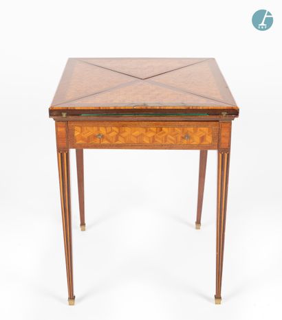 En provenance d'un prestigieux Palace parisien 
Game table known as a "handkerchief...