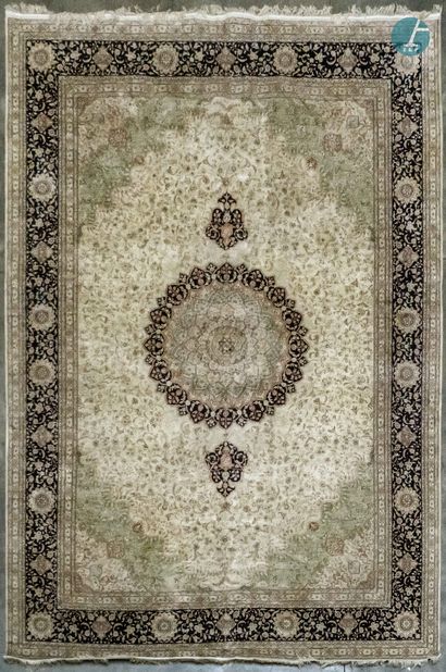 En provenance d'un prestigieux Palace parisien 
Silk carpet with ivory and water...