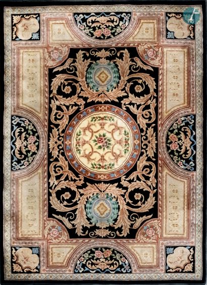 En provenance d'un prestigieux Palace parisien 
Tapis Savonnerie en laine à fond...