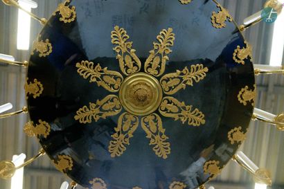 En provenance d'un prestigieux Palace parisien 
Important lustre en bronze ciselé...