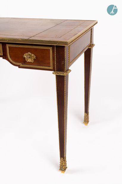null 
From a prestigious Parisian Palace 


Flat desk in natural wood and veneer,...