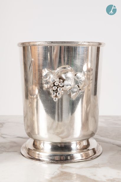 null 
From a prestigious Parisian Palace 


Lot in silvery metal comprising a large...