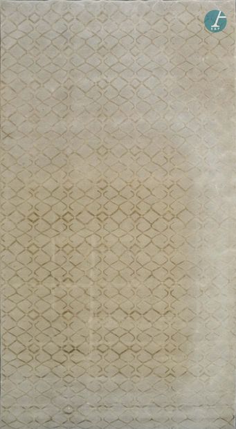 En provenance d'un prestigieux Palace parisien 
Wool and viscose carpet, decorated...