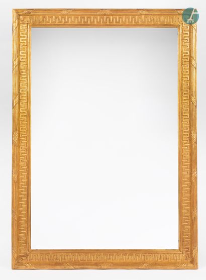 En provenance d'un prestigieux Palace parisien 
Grand miroir en bois mouluré, sculpté...
