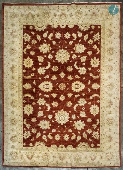 En provenance d'un prestigieux Palace parisien 
Kechan carpet, wool, with red background...