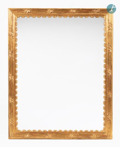 En provenance d'un prestigieux Palace parisien 
Moulded, carved, gilded wooden mirror,...