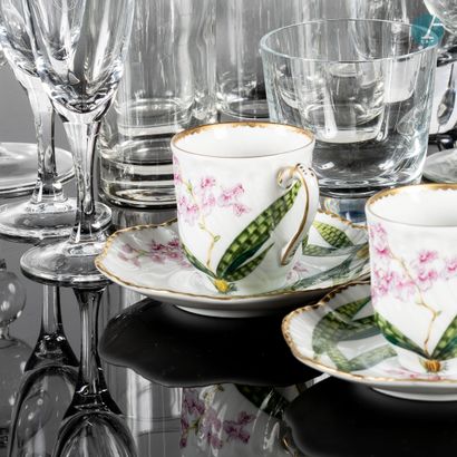 En provenance d'un prestigieux Palace parisien Set of glass and porcelain service...