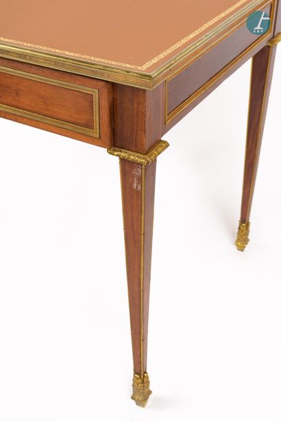 null 
From a prestigious Parisian Palace 


Small flat desk in natural wood and veneer,...