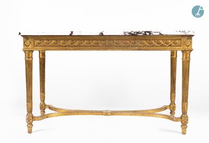 En provenance d'un prestigieux Palace parisien 
Table de milieu en bois mouluré,...