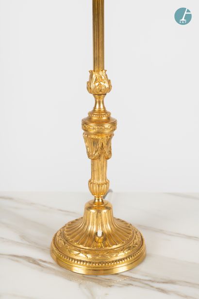 En provenance d'un prestigieux Palace parisien 
Lamp base in chased and gilded bronze,...