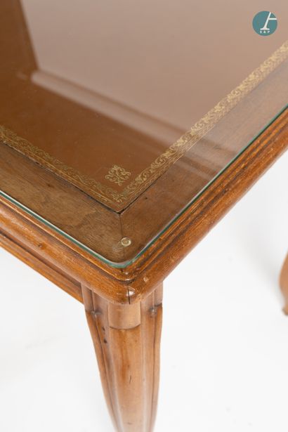 En provenance d'un prestigieux Palace parisien 
Small moulded natural wood desk,...