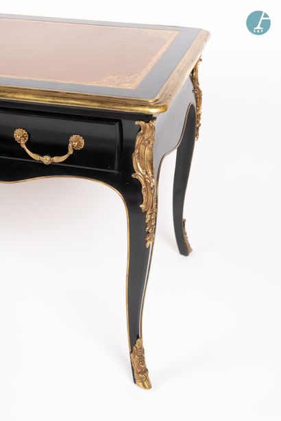 null 
From a prestigious Parisian Palace 
﻿﻿
Flat desk in black lacquered wood, chased...