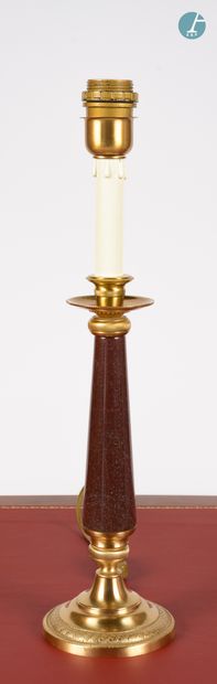 En provenance d'un prestigieux Palace parisien Lamp stand in chased and gilded bronze,...