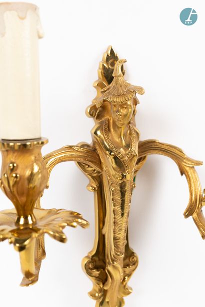 En provenance d'un prestigieux Palace parisien 
Paire d'appliques en bronze doré...