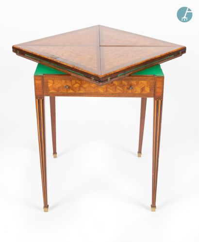 En provenance d'un prestigieux Palace parisien 
Game table known as a "handkerchief...