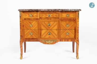En provenance d'un prestigieux Palace parisien 
Lightly protruding chest of drawers,...