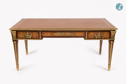 null 
From a prestigious Parisian Palace 


Important desk in natural wood and veneer,...