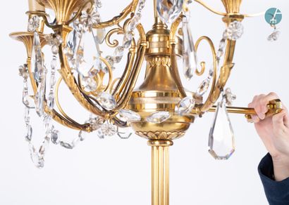 En provenance d'un prestigieux Palace parisien 
Paire de lampadaires en bronze doré...