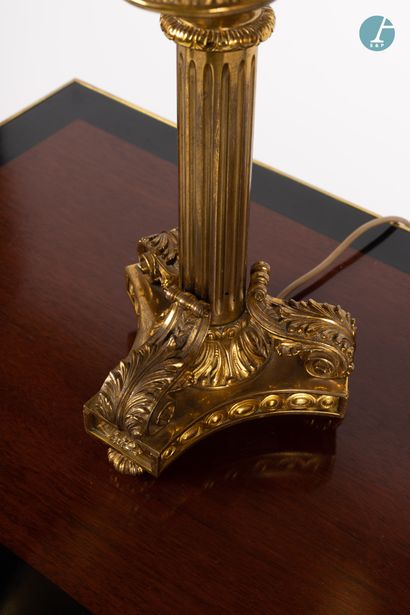 null 
En provenance d'un prestigieux Palace parisien 
﻿﻿
Pied de lampe en bronze...