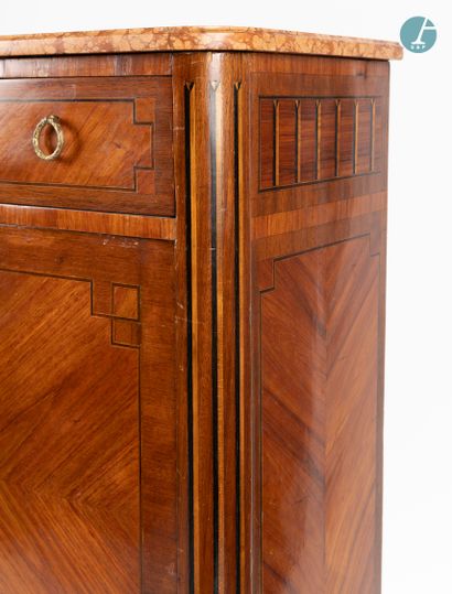 En provenance d'un prestigieux Palace parisien 
Secretary in natural wood and veneer,...