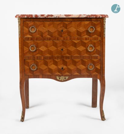 En provenance d'un prestigieux Palace parisien 
Small chest of drawers in natural...