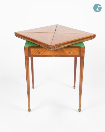 En provenance d'un prestigieux Palace parisien 
Game table known as a "handkerchief...