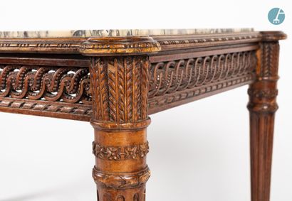 En provenance d'un prestigieux Palace parisien 
Paire de tables de milieu en bois...