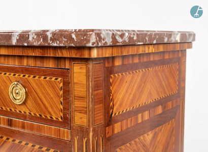 En provenance d'un prestigieux Palace parisien 
Chest of drawers in natural wood...