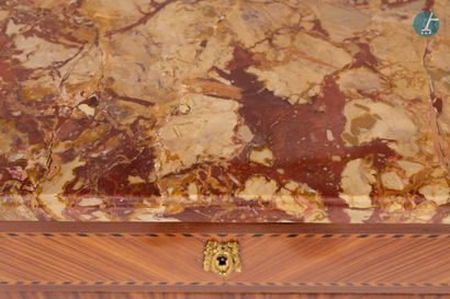 null 
From a prestigious Parisian Palace 


Veneered wood chest of drawers, chased...