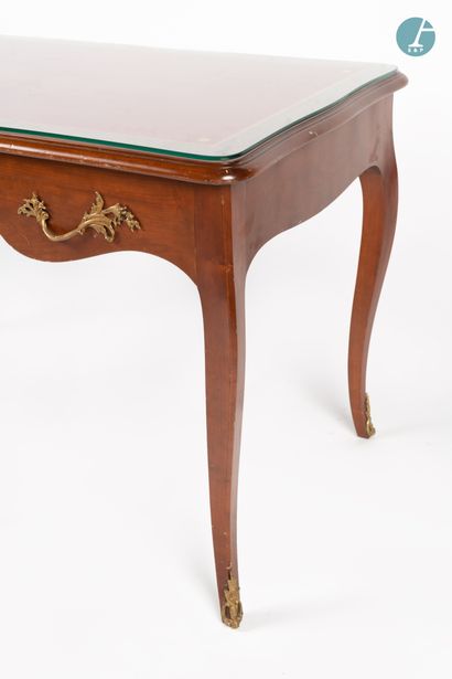En provenance d'un prestigieux Palace parisien 
Slightly scrolled mahogany desk,...
