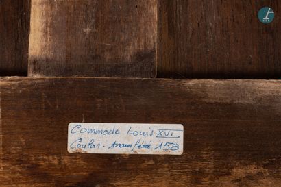 null 
En provenance d'un prestigieux Palace parisien 


Commode en bois de placage,...