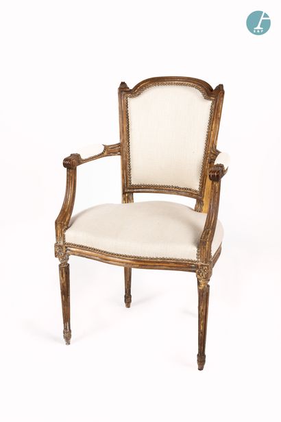 null 
En provenance d'un prestigieux Palace parisien 
﻿﻿
Fauteuil cabriolet en bois...