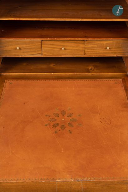 En provenance d'un prestigieux Palace parisien 
Lady's writing desk in natural wood...