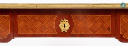 En provenance d'un prestigieux Palace parisien 
Flat desk in natural wood and veneer,...