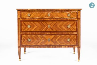 En provenance d'un prestigieux Palace parisien 
Chest of drawers in natural wood...