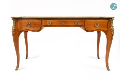 En provenance d'un prestigieux Palace parisien 
Flat mahogany desk, chased and gilded...