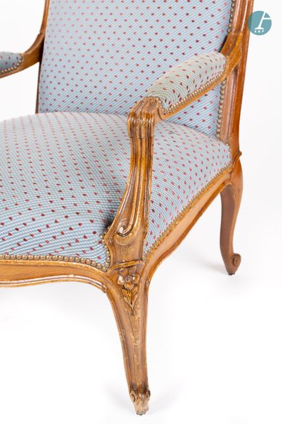 null 
From a prestigious Parisian Palace 


Armchair à la reine, in moulded and carved...