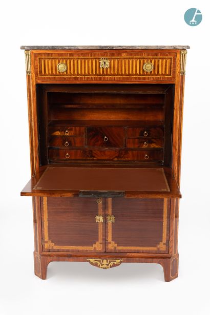 En provenance d'un prestigieux Palace parisien 
Secretary with a flap in natural...