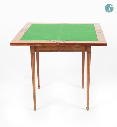 En provenance d'un prestigieux Palace parisien 
Game table known as a "handkerchief...